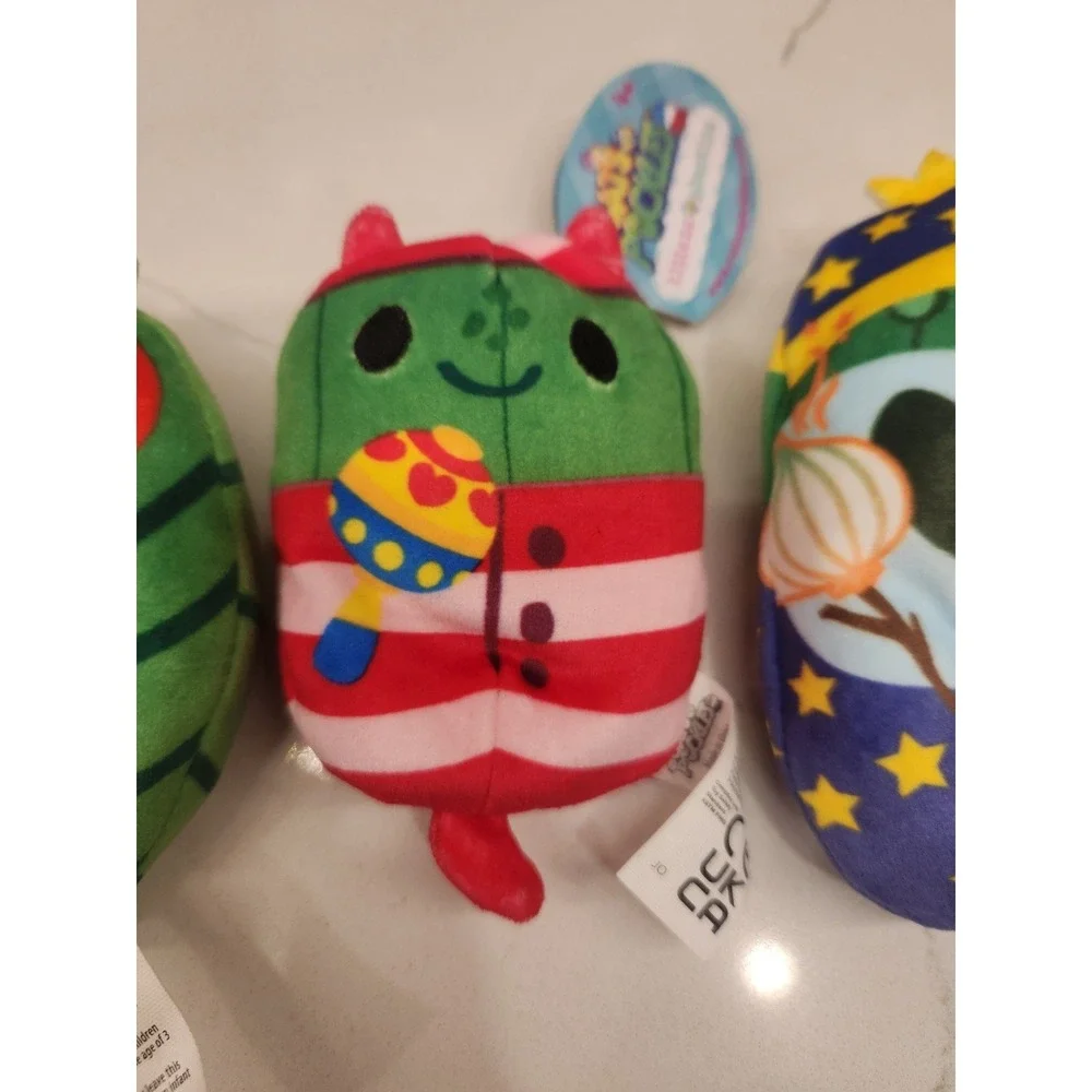 Lot of 3 Cats vs.‎ Pickles
